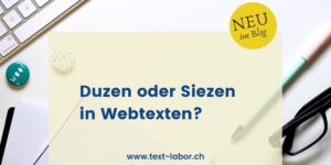 Angeschnittenes Bild einer Tastatur, darauf ein Textfeld mit dem Titel des Beitrags: Duzen oder Siezen in Webtexten?